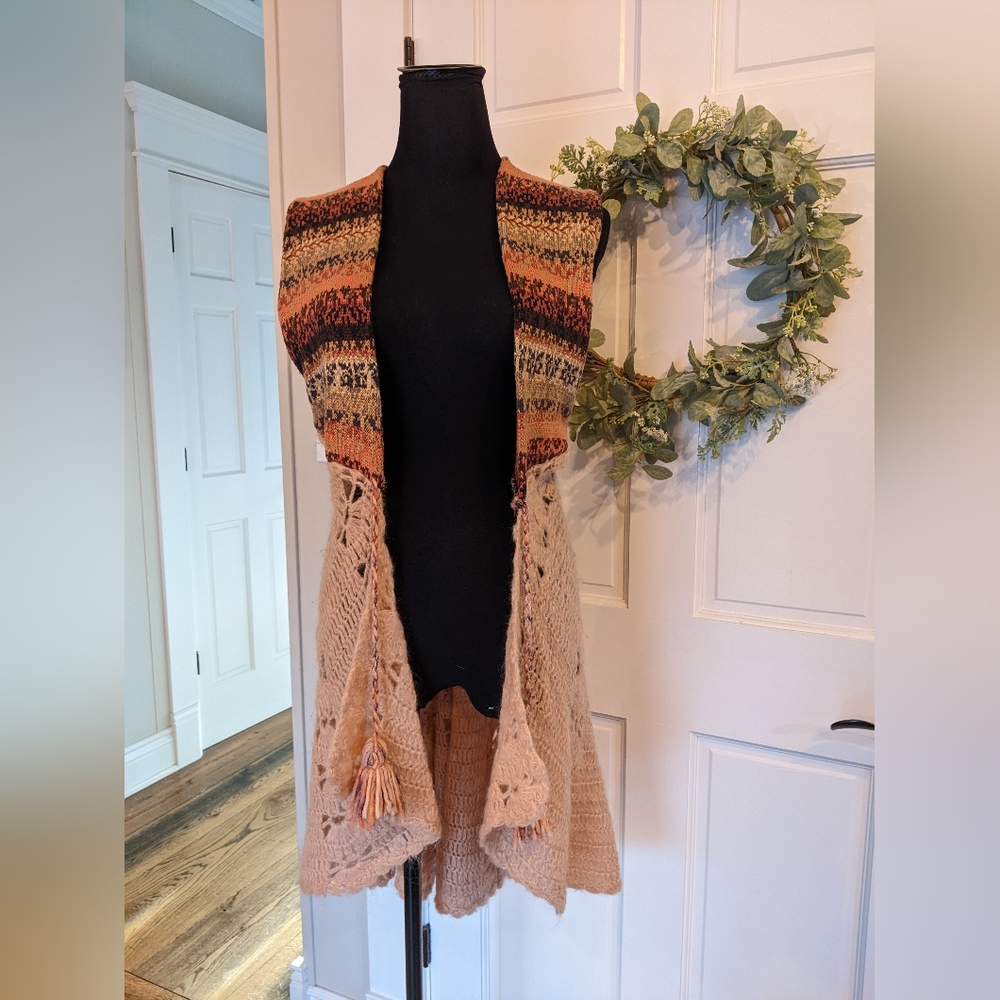 Cozy Open-Front Knit Sweater Vest in Beige and Rust